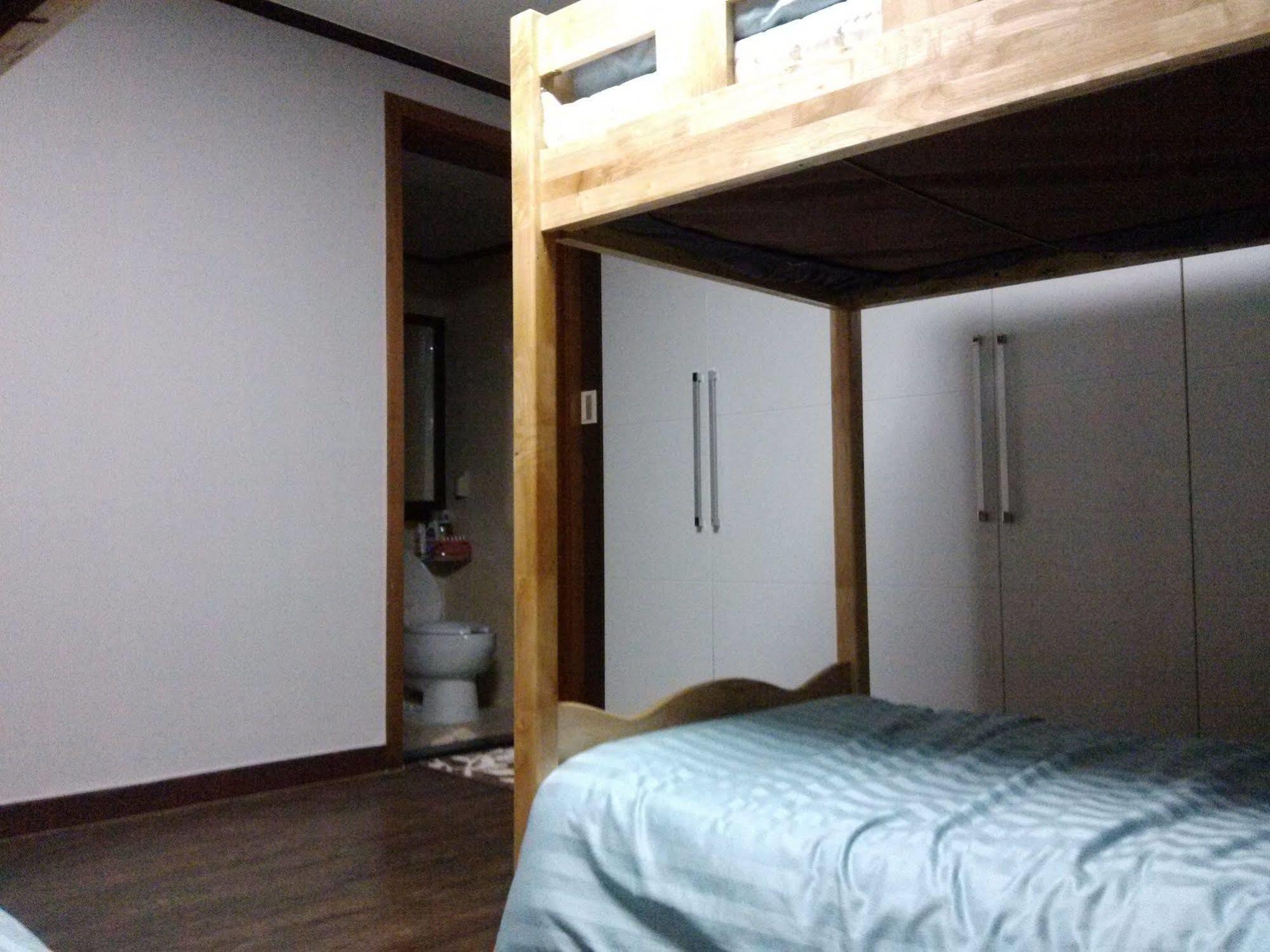 K Star Road Guesthouse - Hostel Seoul Eksteriør billede