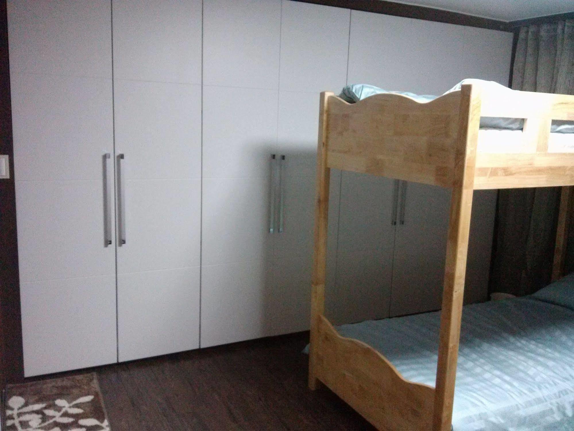 K Star Road Guesthouse - Hostel Seoul Eksteriør billede