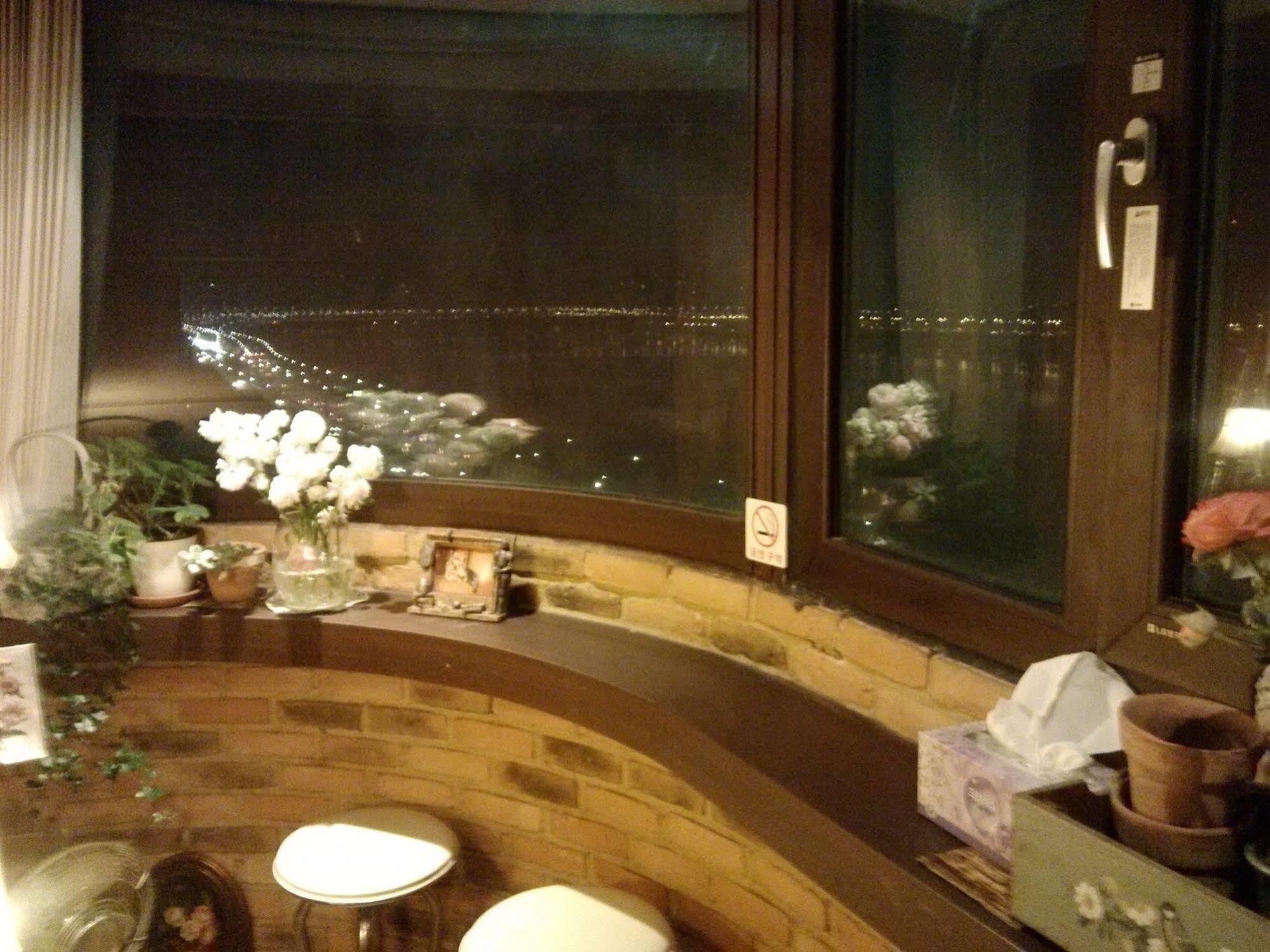 K Star Road Guesthouse - Hostel Seoul Eksteriør billede